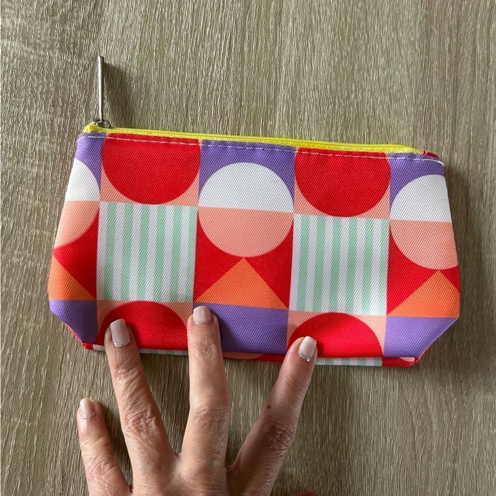 NWOT … CLINIQUE Geometric Cosmetic / Makeup Bag
